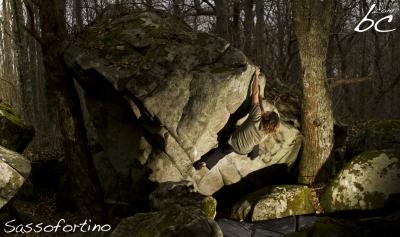 Ixi bouldering in Sassofortino